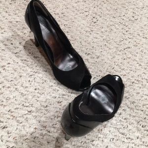 Nine West peep toe shoe.